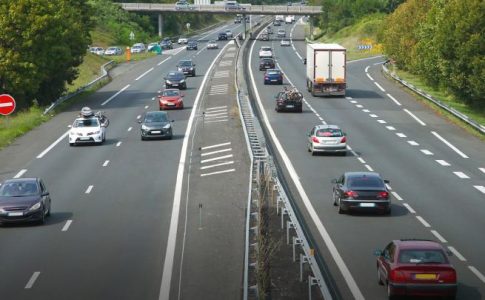 Quels sont les bons réflexes à avoir lorsqu’on conduit sur autoroute ?