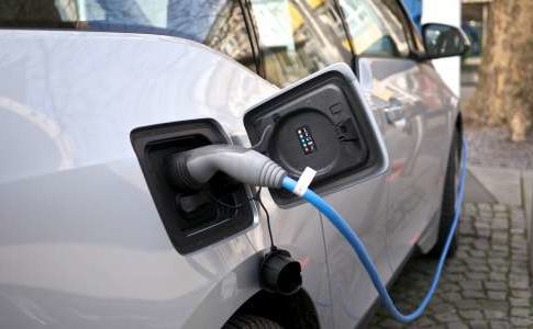 Devrait-on acheter une voiture électrique maintenant ou plus tard ?